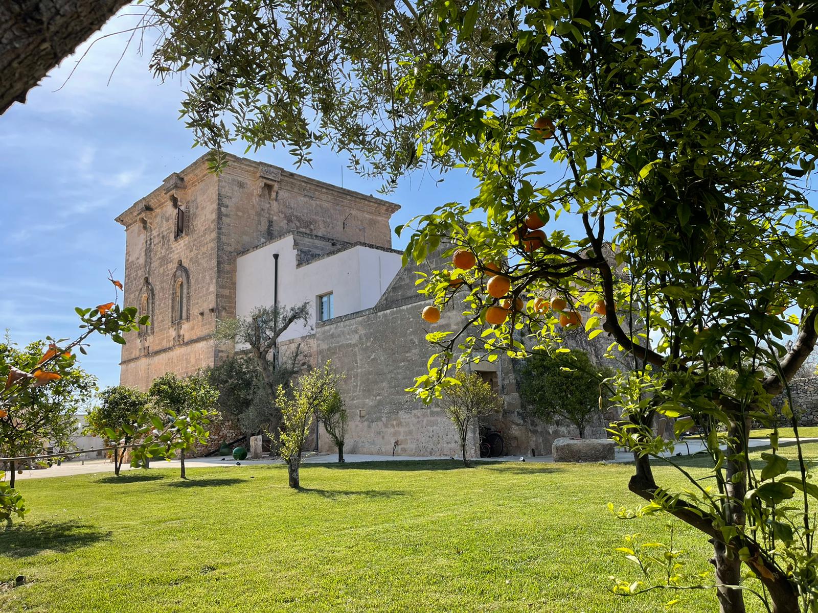 Esterno di Masseria Trappeto nella terra d’Arneo